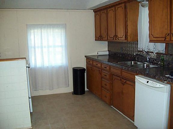 5th image of 302 Stockard St