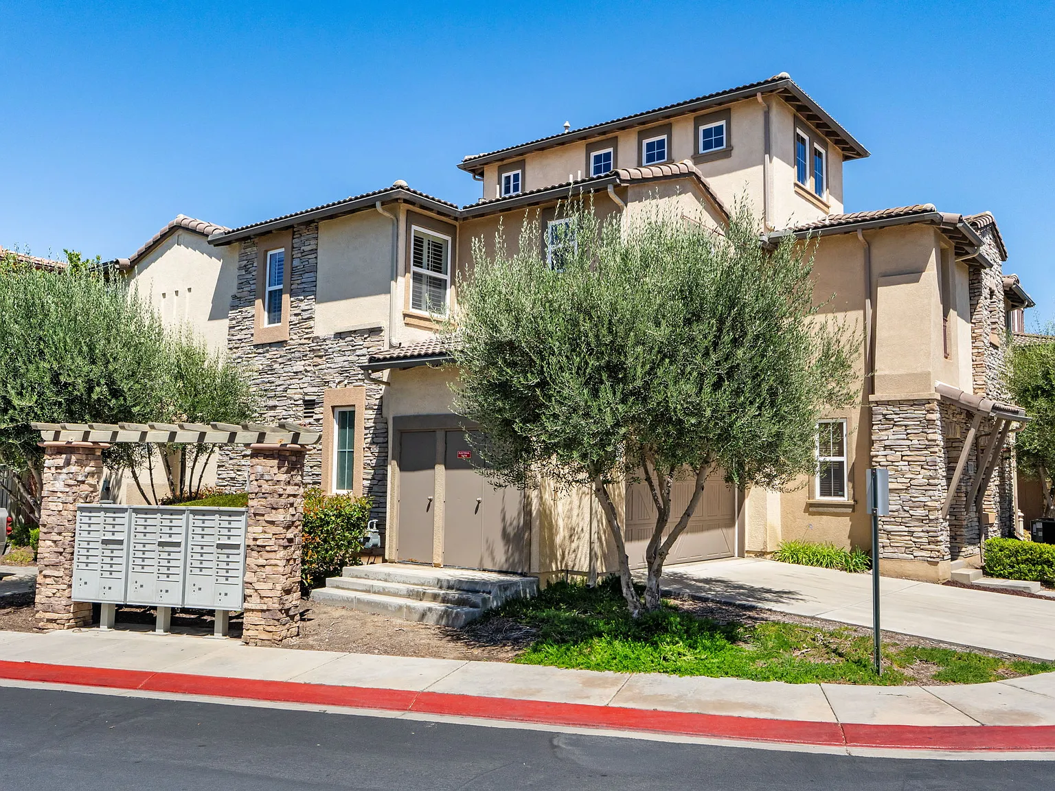 3 bed, 1548 sqft, $3,100 — Photo 3