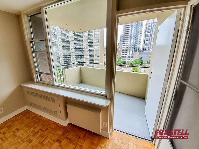 55 Erskine Ave — Photo 40
