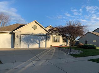 967 Spring Waters Dr, Oconomowoc, WI 53066