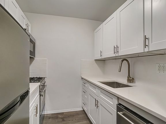 5th image of 332 W 47th St #Penthouse 5b