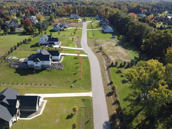 10 Charter Oak Ln, Saline, MI 48176