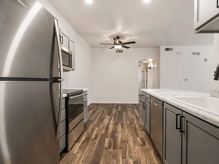 Sterling Oaks Luxury Apartments — Photo 47