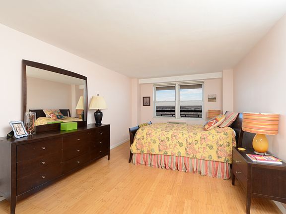 2nd image of 5700 Arlington Ave APT 20J