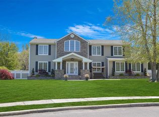 9 Bridle Ct, Holbrook, NY 11741