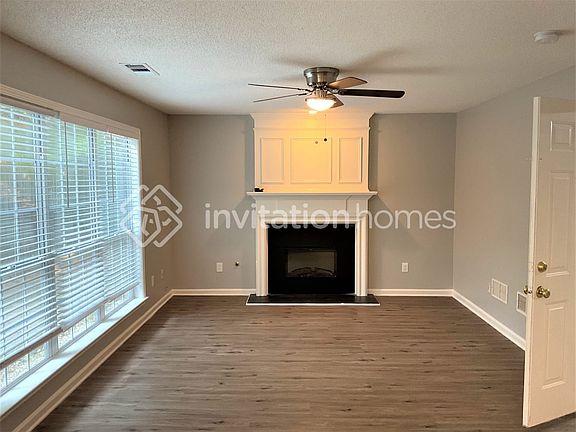 3rd image of 675 Glenbarrett Ct NE