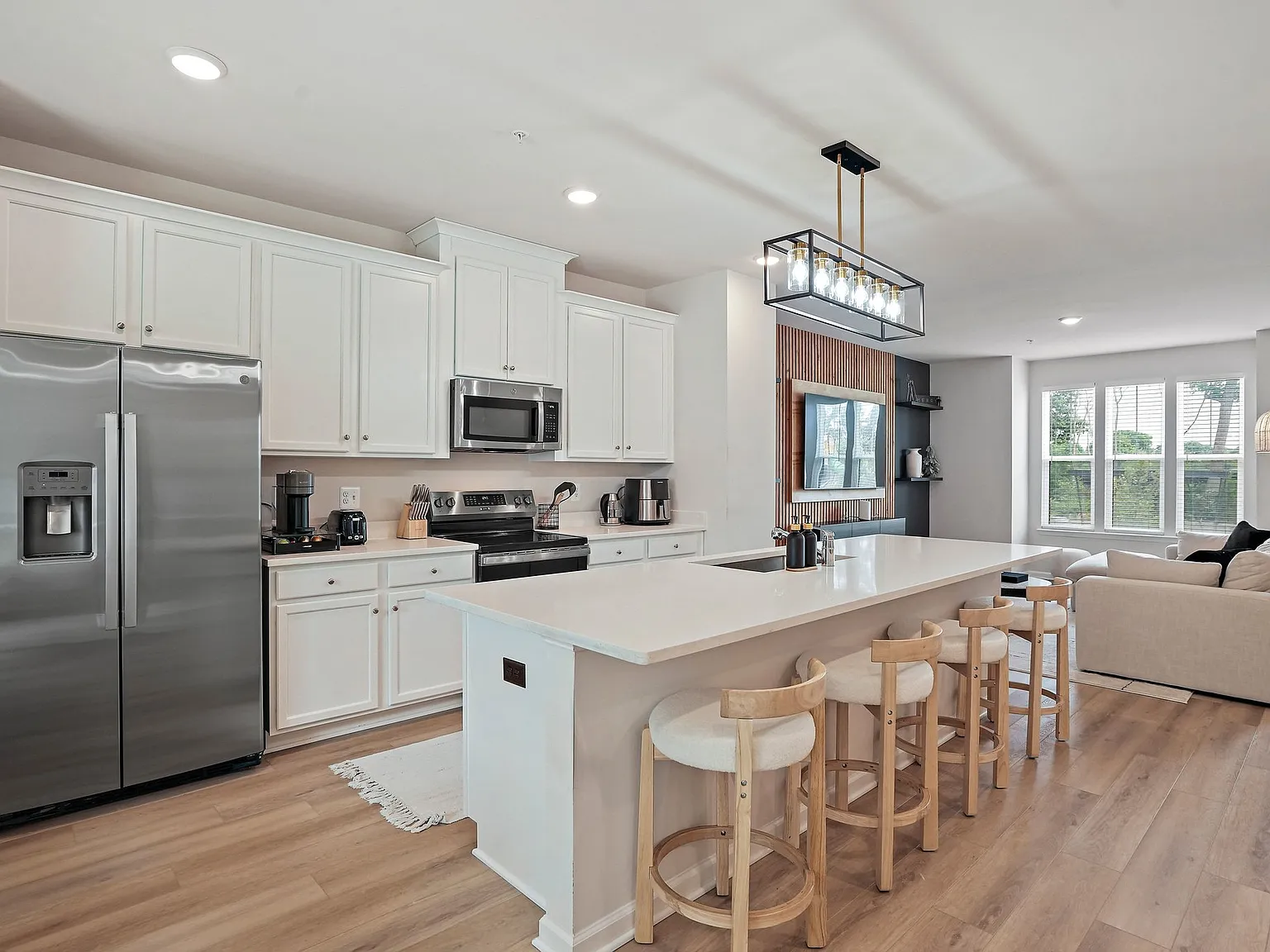 3 bed, 1992 sqft, $3,850 — Photo 4