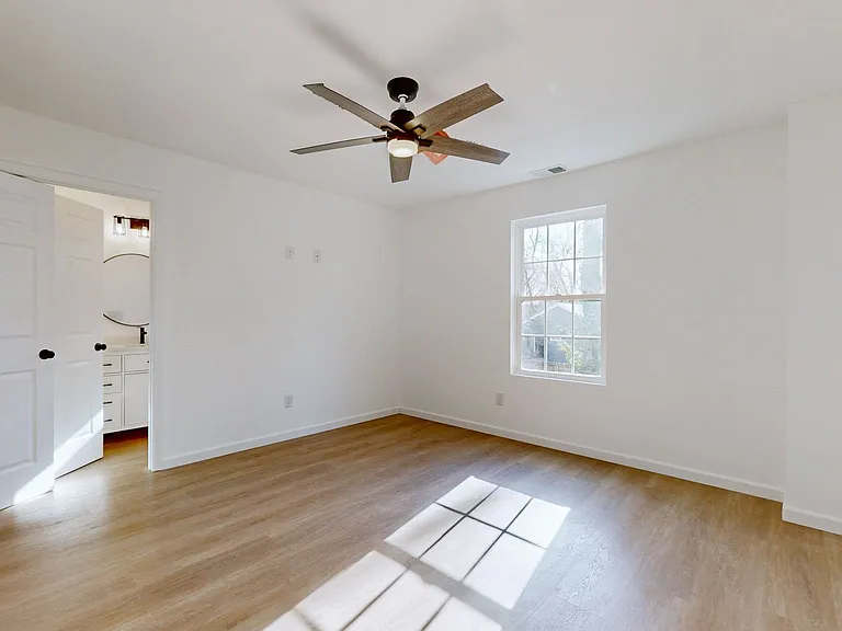 538 E State St — Photo 11
