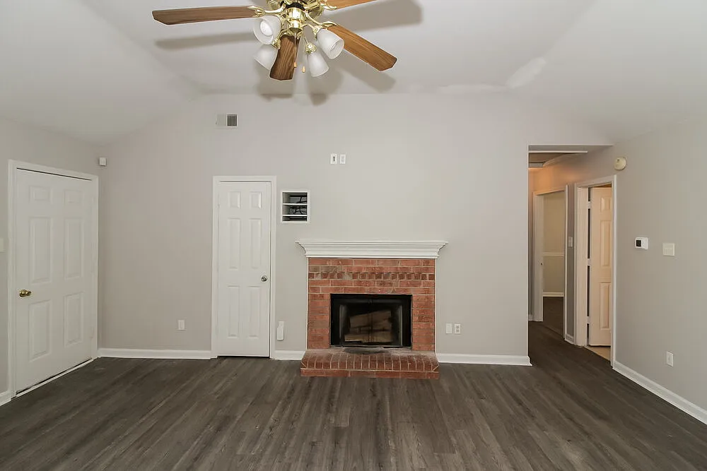 3 bed, 2.0 bath, 1248 sqft, $2,300 — Photo 3