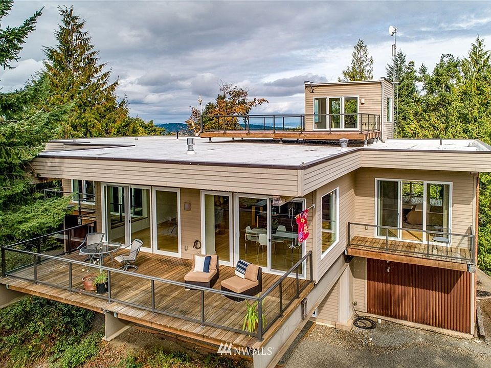 Spacious west-facing balcony off great room