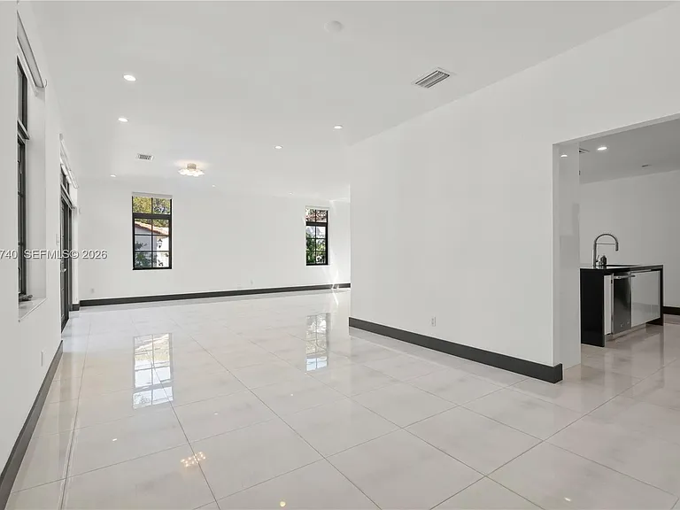 519 Alhambra Cir — Photo 13