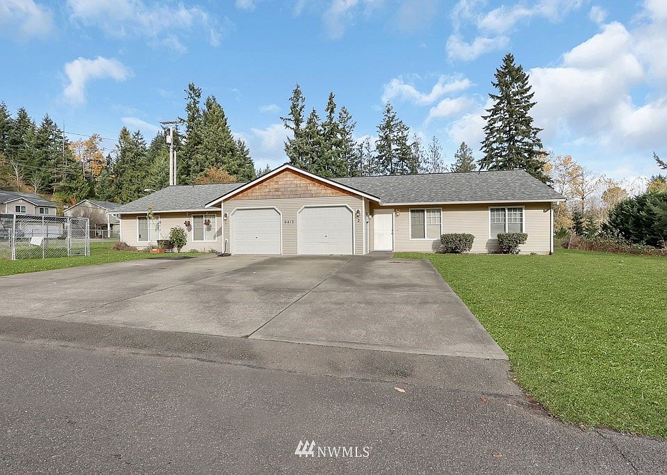 Lovely duplex. Each unit features 2 beds, 1.5 baths, 1 car garage