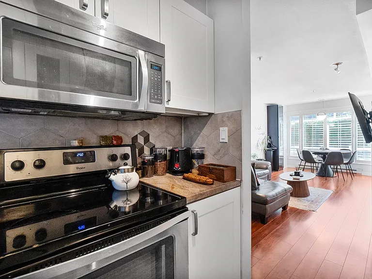 2106 Yew St — Photo 10