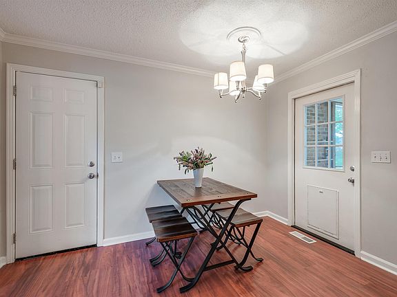 4th image of 706 Countrywood Dr