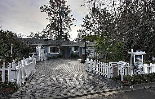 1st image of 7 Dickenson Dr
