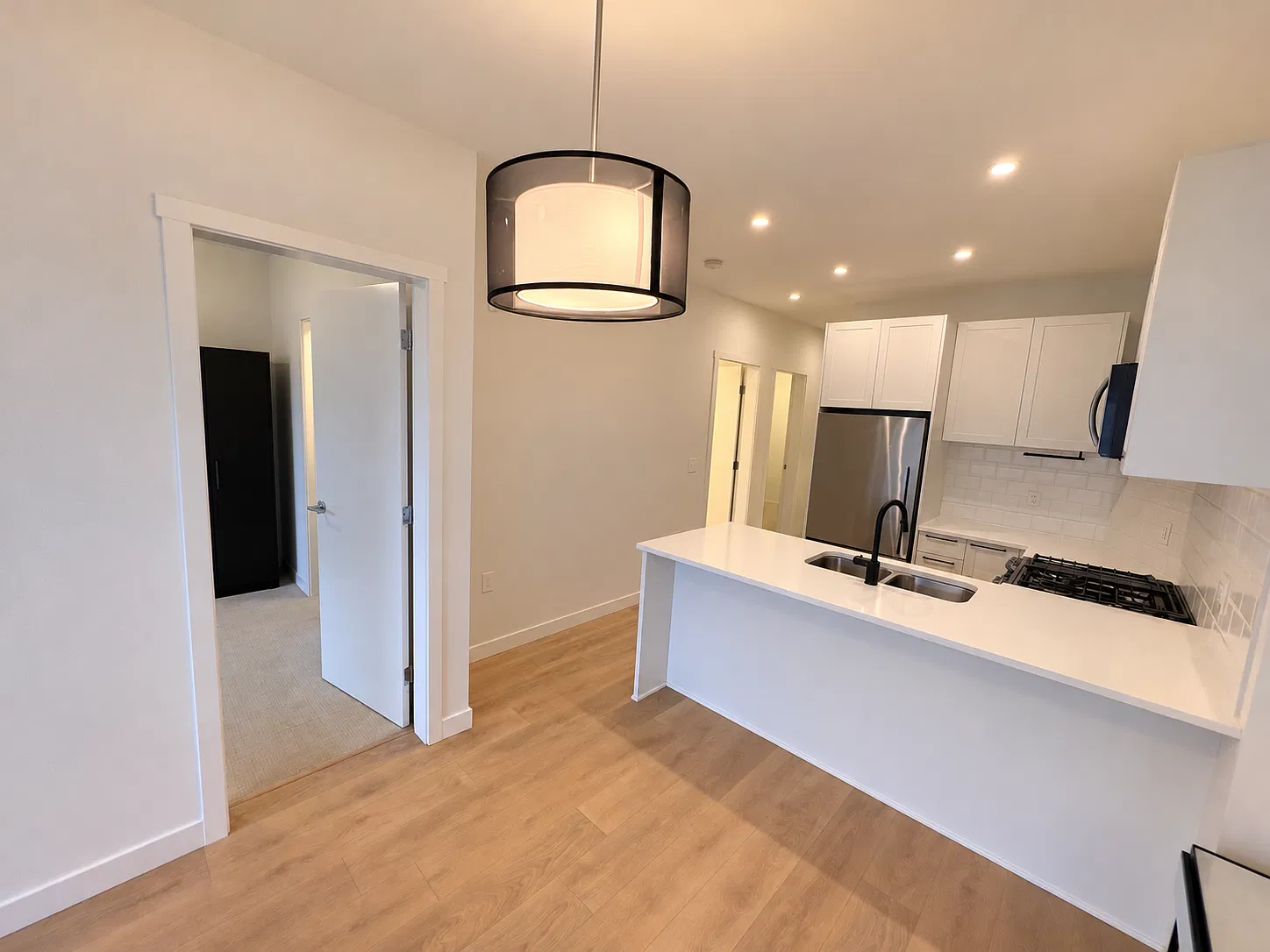 2 bed, 754 sqft, $2,075 — Photo 2