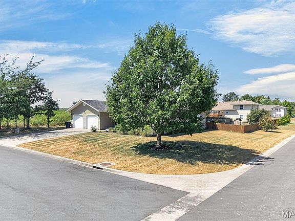3rd image of 1871 Amanda Dr