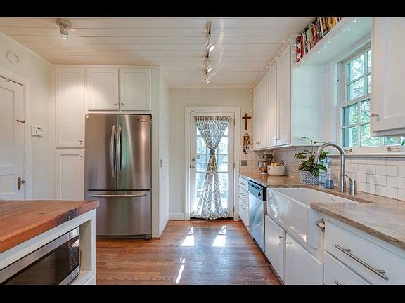 5th image of 2710 Hawthorne Pl