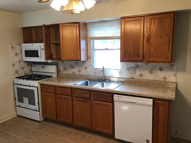 17614 Wentworth Ave — Photo 4