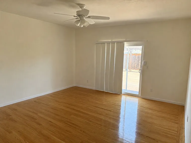 1079 Durham Ct — Photo 4
