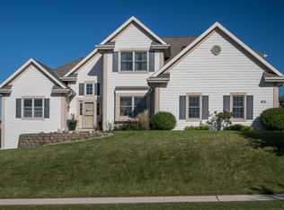 519 Oakmont Dr, Waukesha, WI
