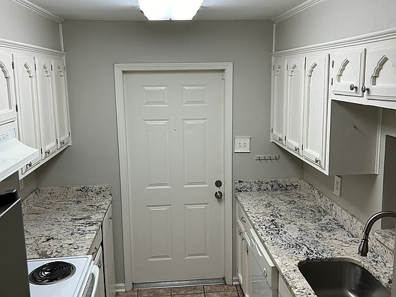 3rd image of 4625 Parkoaks Dr APT 27