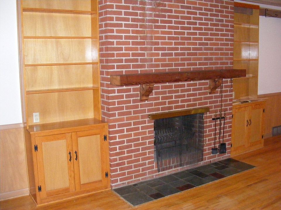 Hardwood Floors/See-thru Fireplace