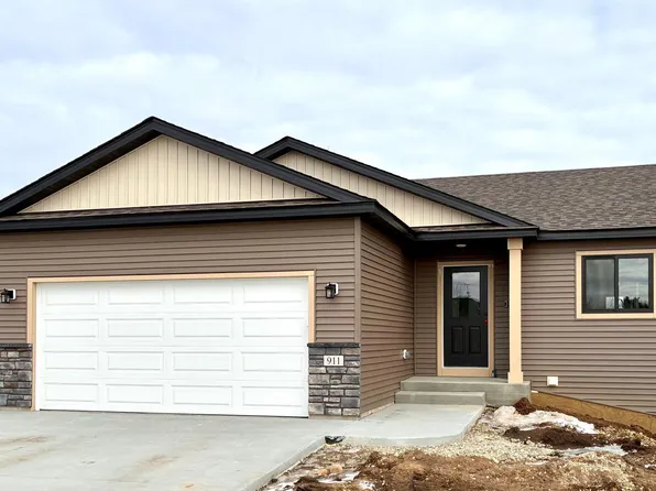 911 3rd St, Wanamingo, MN 55983