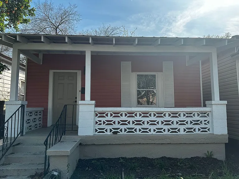 915 W Victory Dr — Photo 1