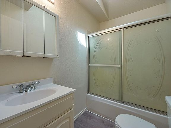 3rd image of 1104 Clint St
