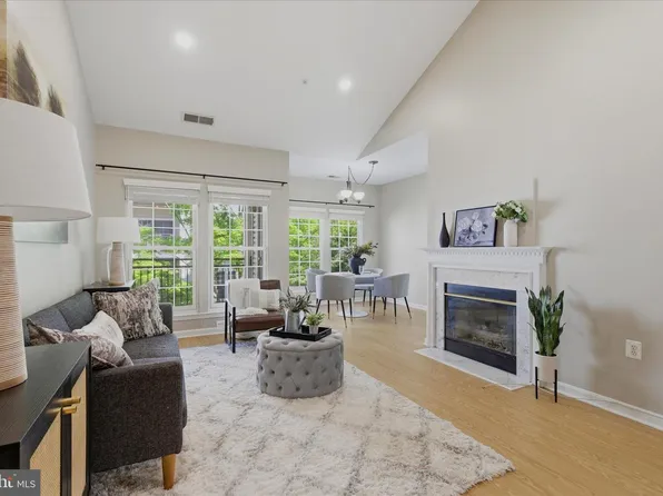 4139 Fountainside Ln Unit 302, Fairfax, VA 22030