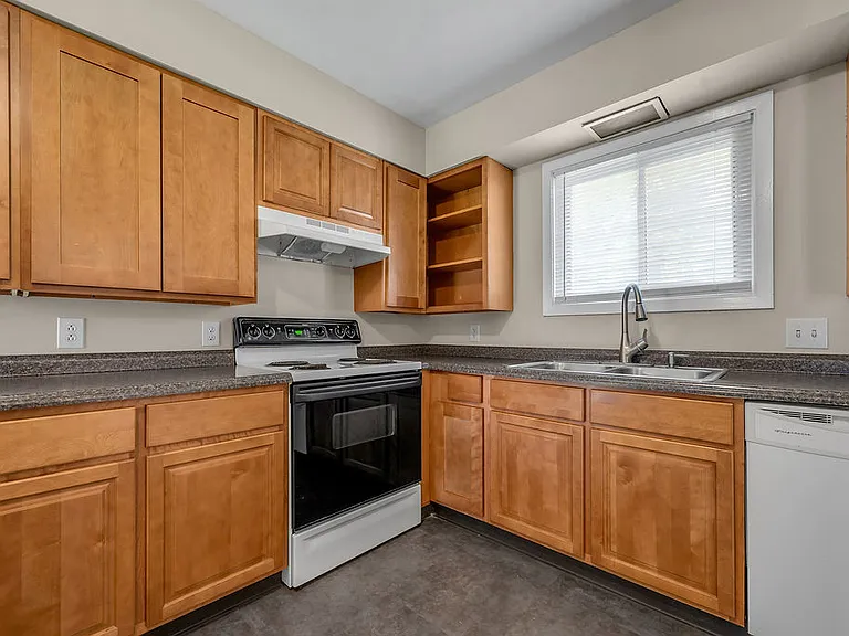 833 Malabu Dr — Photo 2