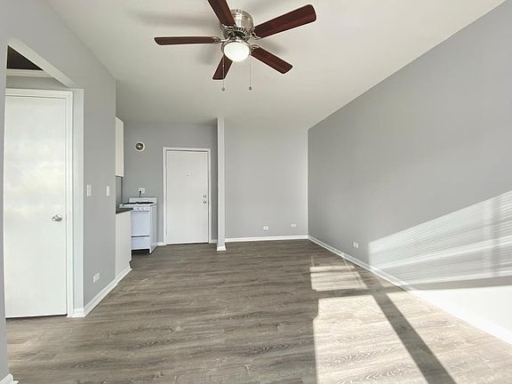 2nd image of 4033 N Kenmore Ave #404