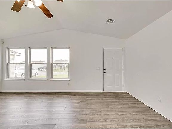 3rd image of 909 Hyacinth Hollow Dr