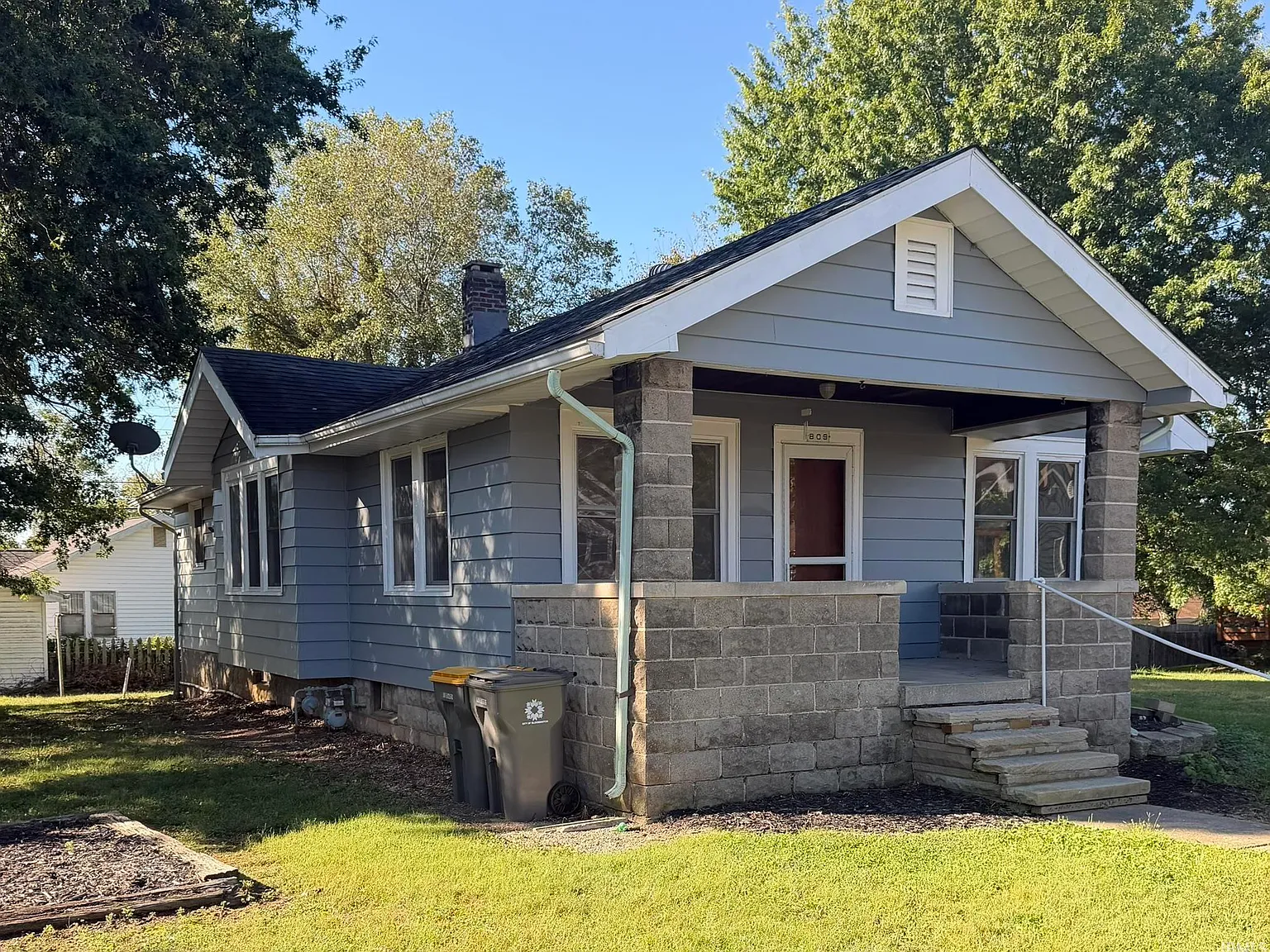 3 bed, 1.0 bath, 1082 sqft, $2,000 — Photo 2