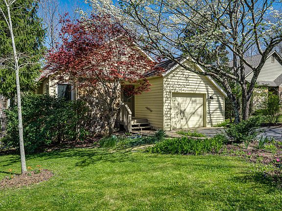 4th image of 38 Hickory Cove Ln