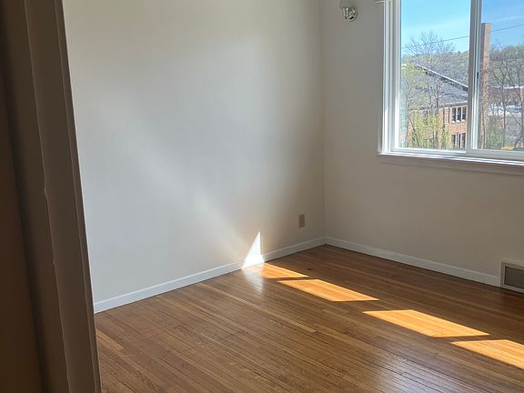 5th image of 104 Olive St W