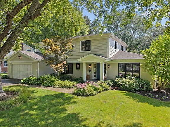 2nd image of 455 W Hawthorne Ct