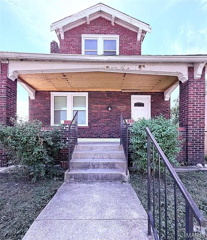 3 bed, 828 sqft, $1,300 — Photo 1