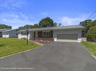 19 Little Brook Ln, Monroe Township, NJ 08831
