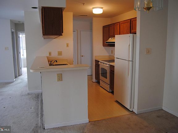 2nd image of 102 Grosvenor Ln APT 201