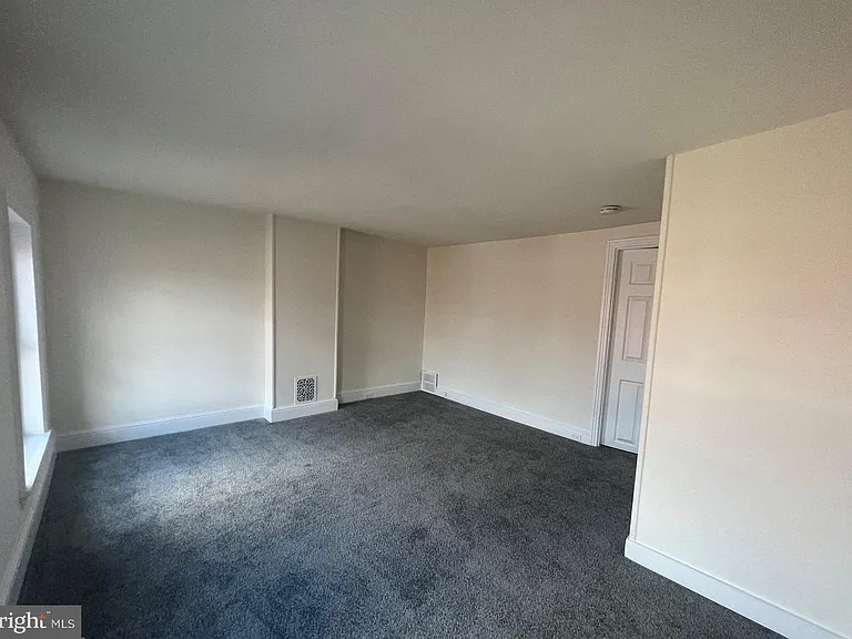 336 Barclay St #B — Photo 7