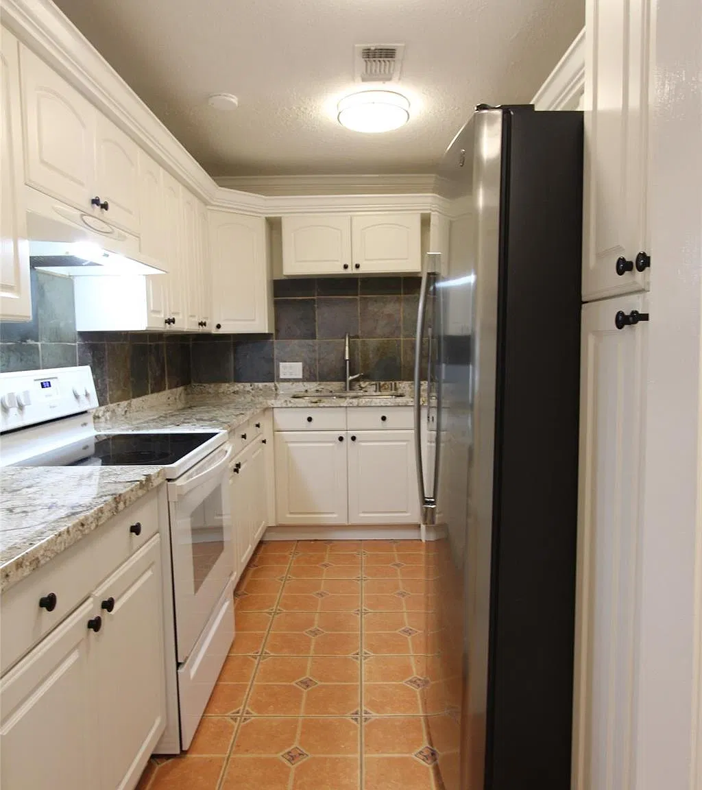 3 bed, 2.0 bath, 1760 sqft, $2,300 — Photo 4