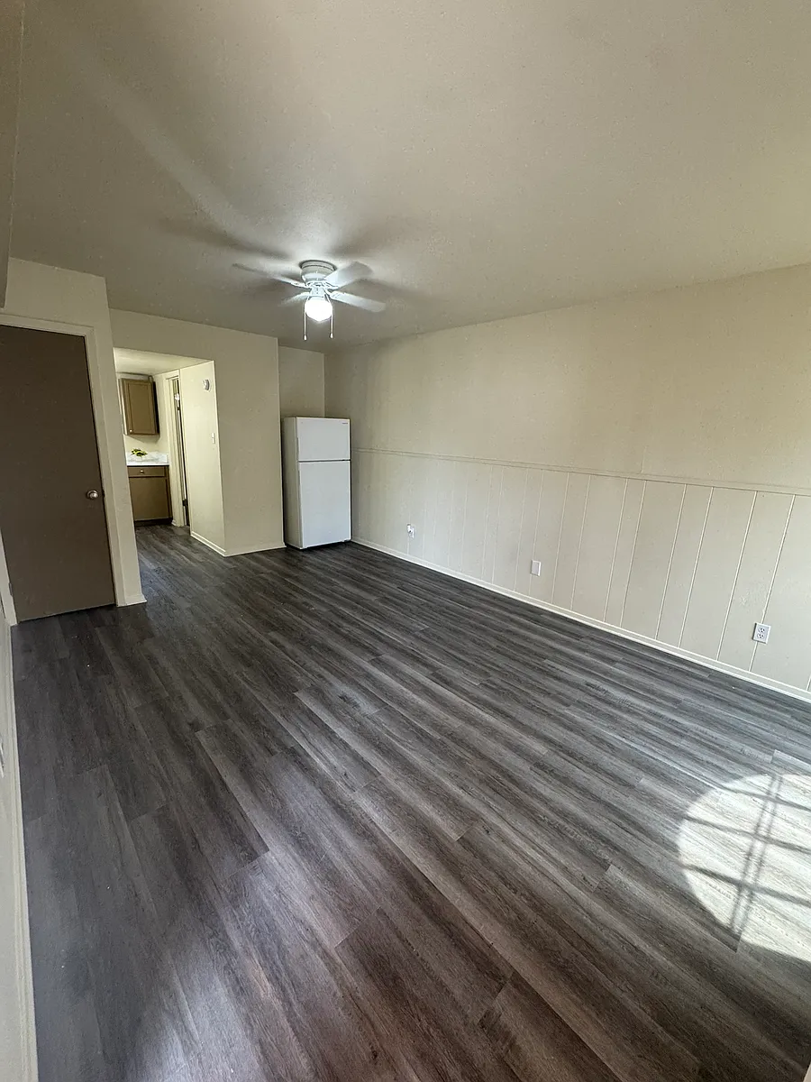 Building Photo - 2500 W Hickory St #24