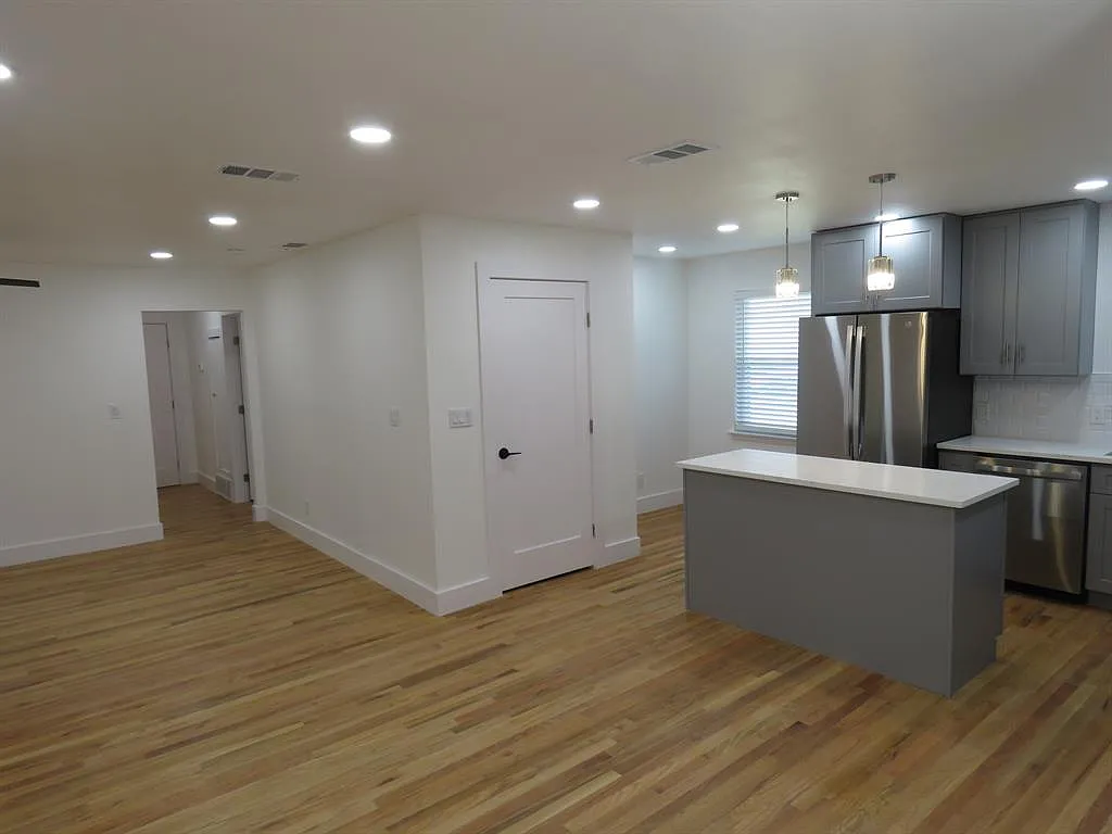 2 bed, 2.0 bath, 1102 sqft, $2,200 — Photo 4