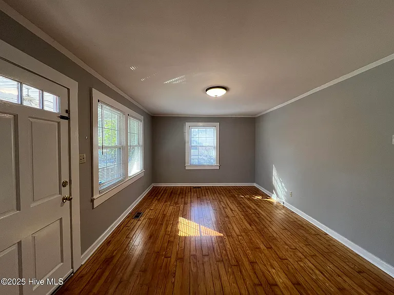 402 Sanborn St — Photo 6