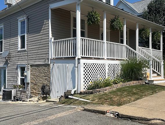 3rd image of 555 N West St