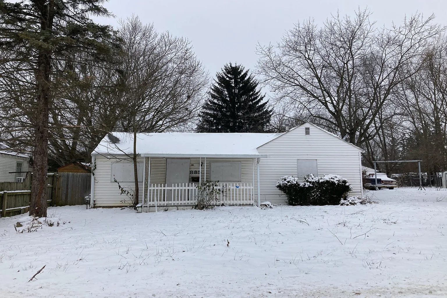 885 Clarendon Ave photo 1