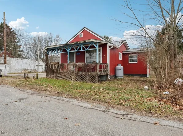 2736 Applehill Ave SE, Robertsville, OH 44670