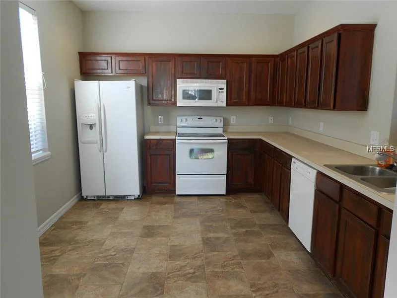 Move In Special-3/2.5 Spacious Townhouse W/ 2 Car Garage In St. Cloud — Photo 3